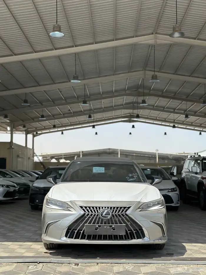 لكزس ES350 فل كامل فئة DD بنزين موديل 2025 4