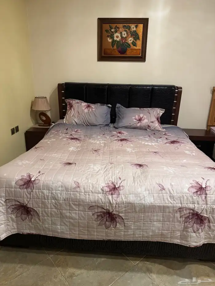 غرفة نوم صناعة تركي بحالة ممتازه خشب صلب وجلد اسود مكونه من 3