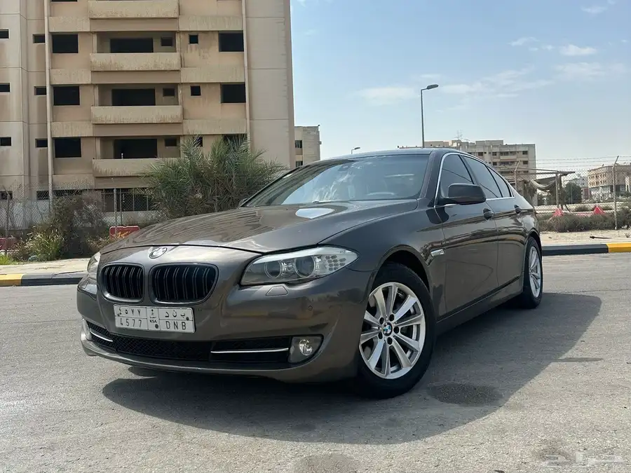 بي ام دبليو 520i موديل 2013 نظيف 1