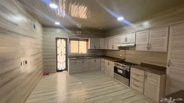 دور للإيجار بموقع مميز بطيبة و شبه جديد بحوش وكراج ومشب 2