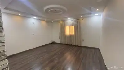دور للإيجار بموقع مميز بطيبة و شبه جديد بحوش وكراج ومشب 3