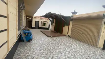 دور للإيجار بموقع مميز بطيبة و شبه جديد بحوش وكراج ومشب 1