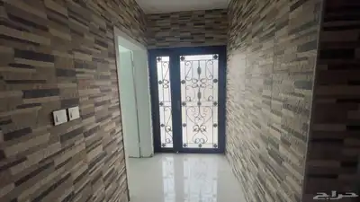 دور للإيجار بموقع مميز بطيبة و شبه جديد بحوش وكراج ومشب 5