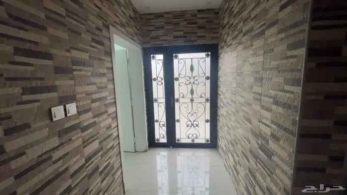 دور للإيجار بموقع مميز بطيبة و شبه جديد بحوش وكراج ومشب 5