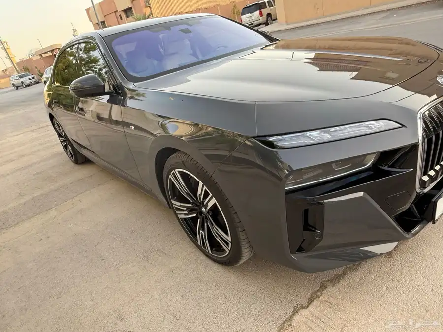BMW 740i موديل 2025 12