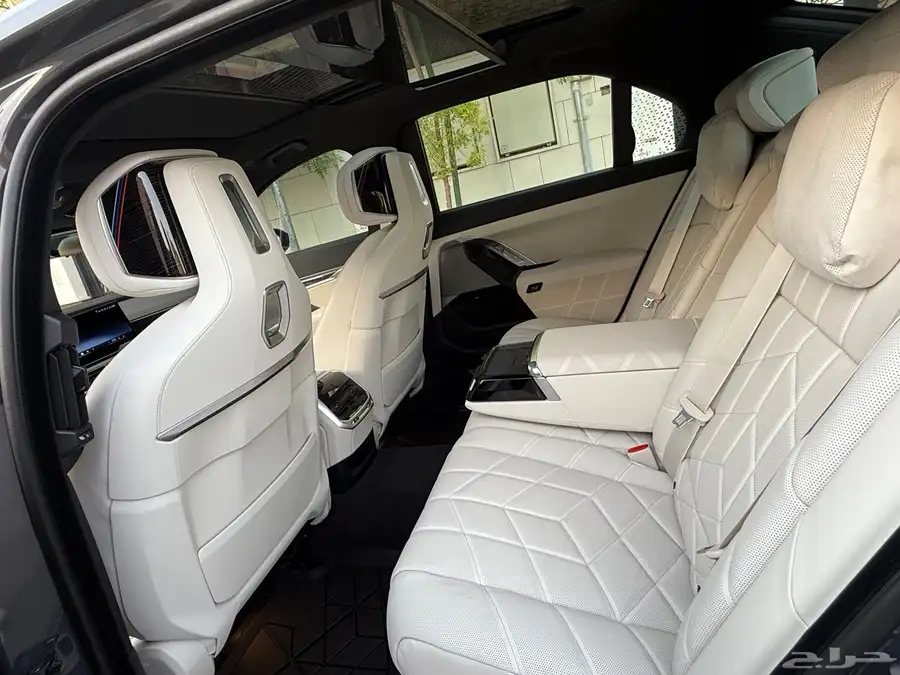 BMW 740i موديل 2025 7