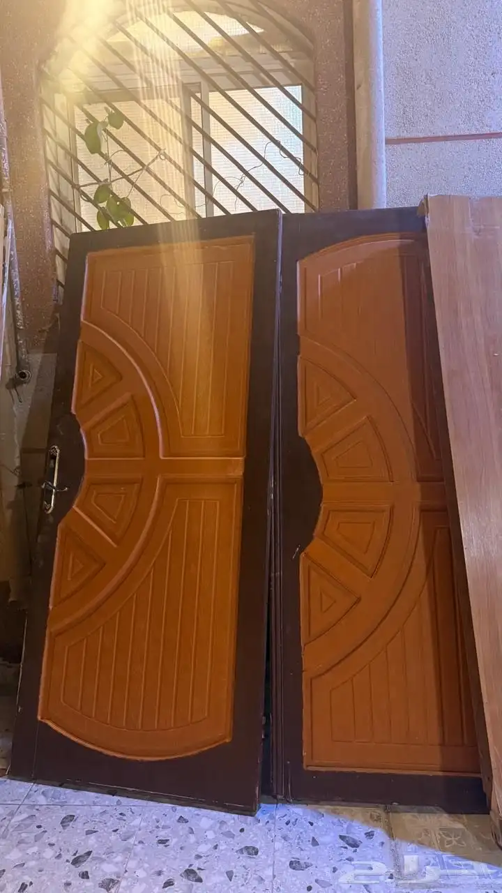 بابين خشب مع تسريحه. 0