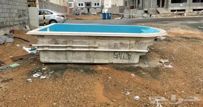 للبيع مسبح فيبر 4 2 بعمق متر 2
