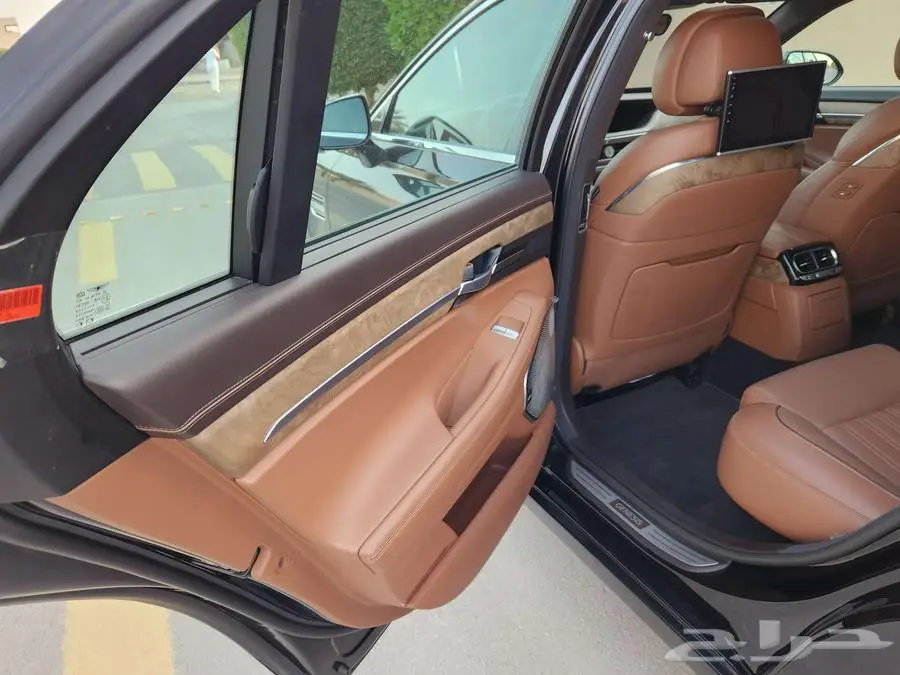 جنسس 2022 G90 رويال V8 37