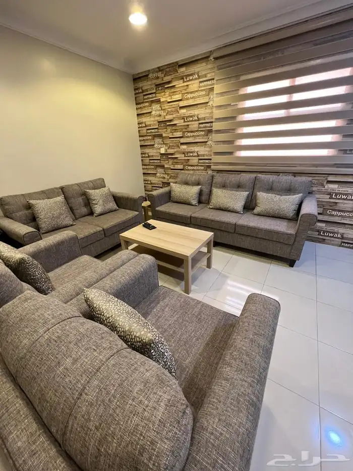 للبيع بشكل عاجل مجموعة أثاث شبه جديدة 4