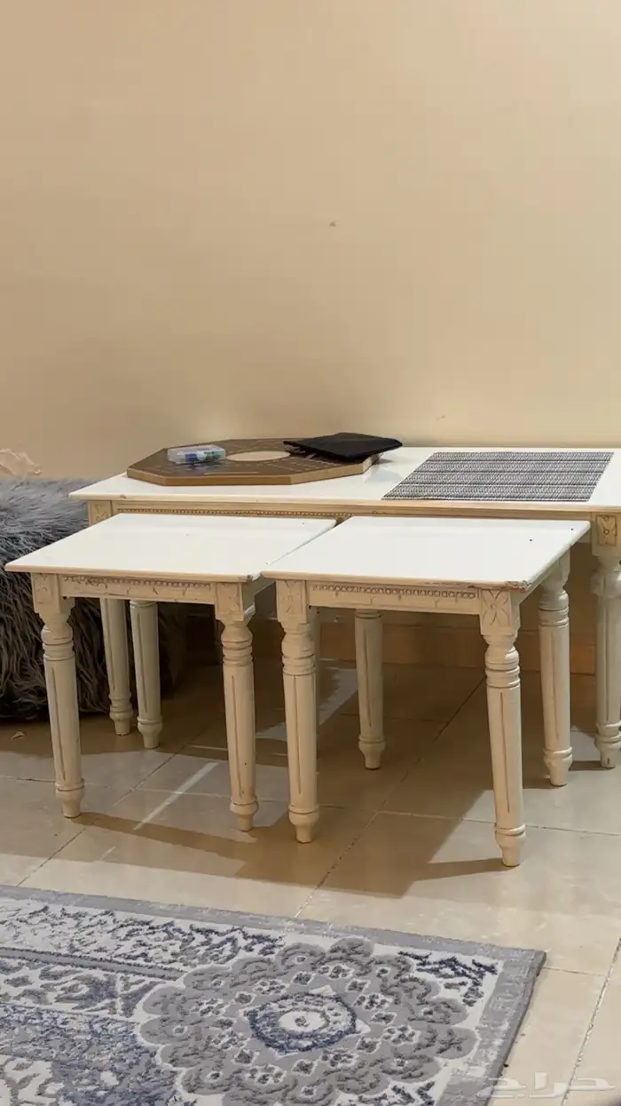 طاوله مع اربعه خدمه نظيف 0