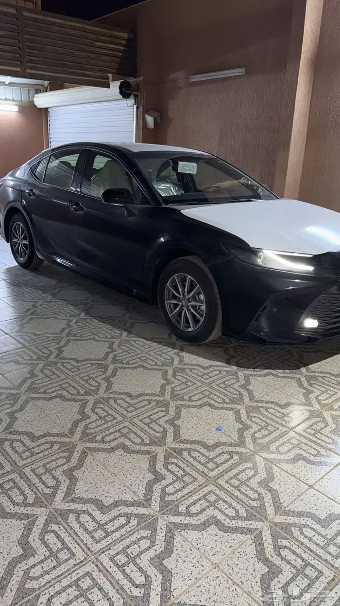 كامري 2025 اسود ستاندر بنزين E 7