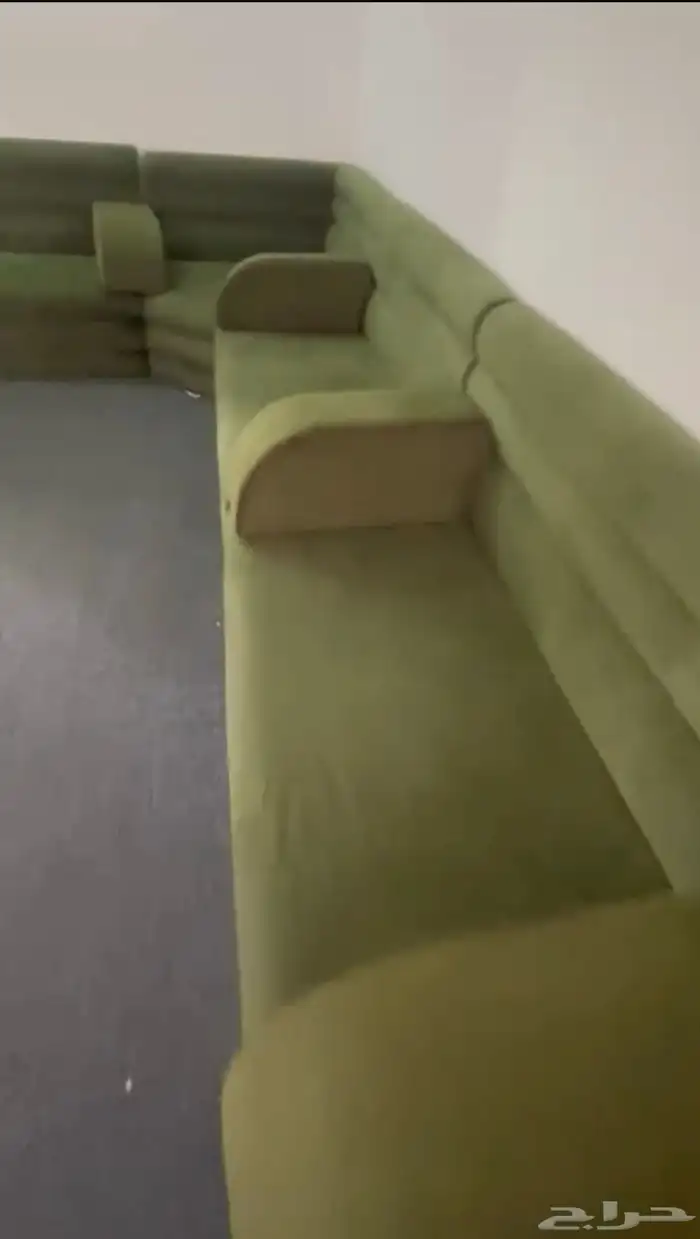 للبيع كنب نظيف جدا  مع الطاولات. 5