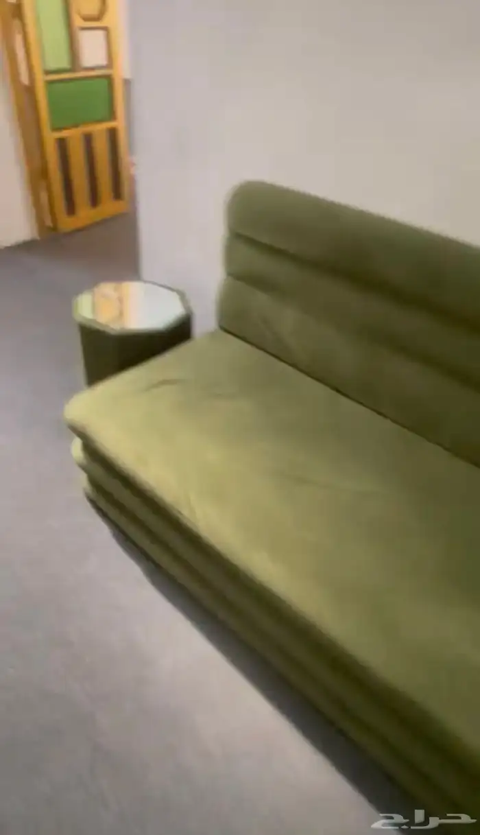 للبيع كنب نظيف جدا  مع الطاولات. 6