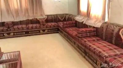 للبيع كنب نظيف جدا  مع الطاولات. 1