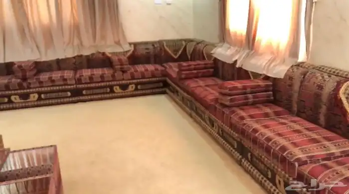 للبيع كنب نظيف جدا  مع الطاولات. 1