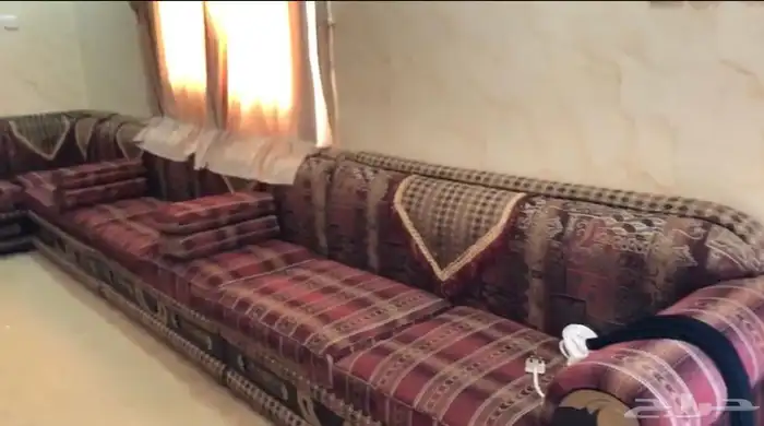 للبيع كنب نظيف جدا  مع الطاولات. 2