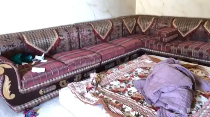 للبيع كنب نظيف جدا  مع الطاولات. 4