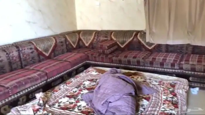 للبيع كنب نظيف جدا  مع الطاولات. 3