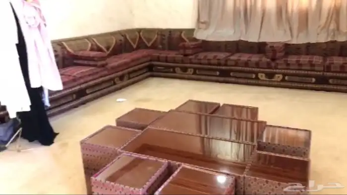 للبيع كنب نظيف جدا  مع الطاولات. 0