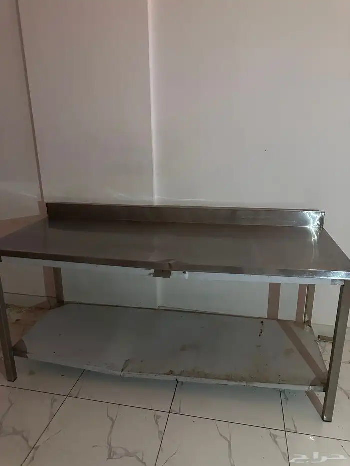 اغراض رفوف ومكيف سبلت ماندرا وشاشه وثلاث كاميرات وهوائة و 3