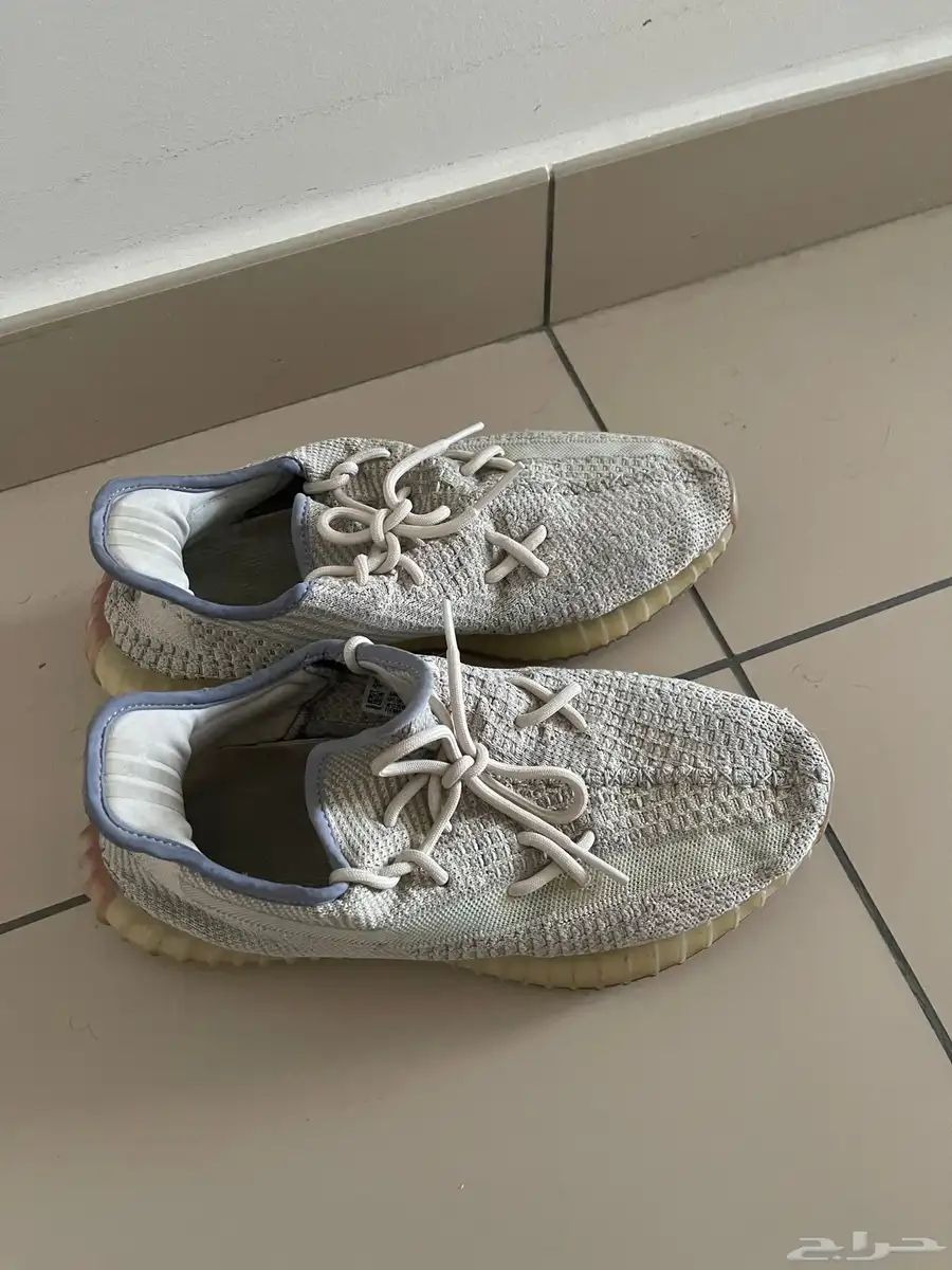 جزمات ييزي نظيفة وشبه جديدة yeezy 0