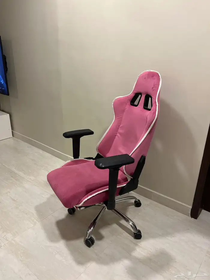 كرسي قيمنق وردي نظيف 0