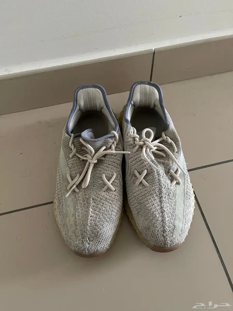 جزمات ييزي نظيفة وشبه جديدة yeezy 1
