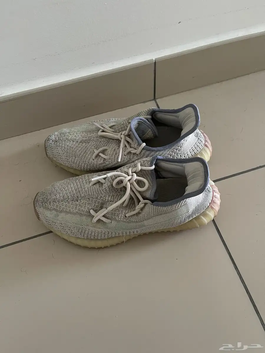 جزمات ييزي نظيفة وشبه جديدة yeezy 2
