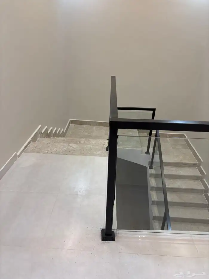 عمارة مكونة من ست شقق للتمليك المحاله مخطط745 حي الزهور 15