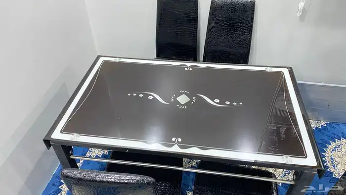 طاولة طعام بحالة جيدة 1