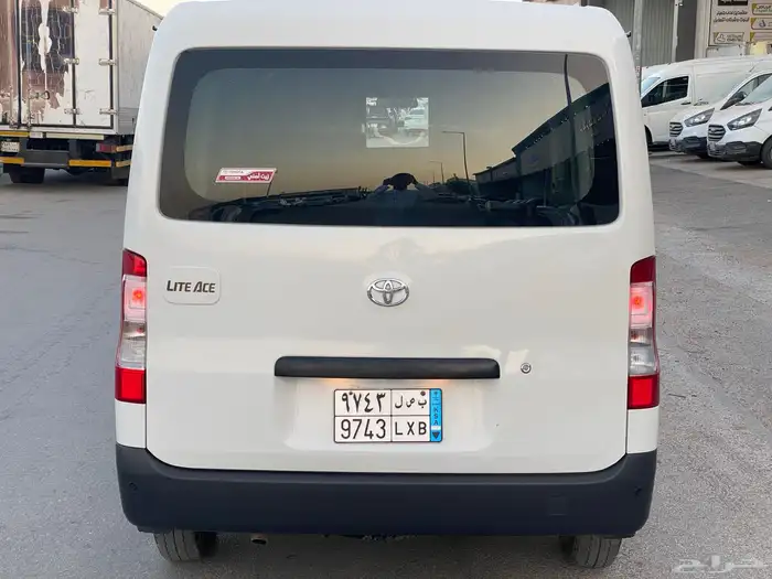 تويوتا لايت اس 2023 بنزين 8