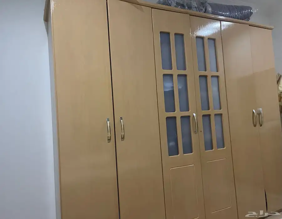 دولاب خشب نوعيه ممتازة جد ا- حجمه كبير - السعر على السوم 0
