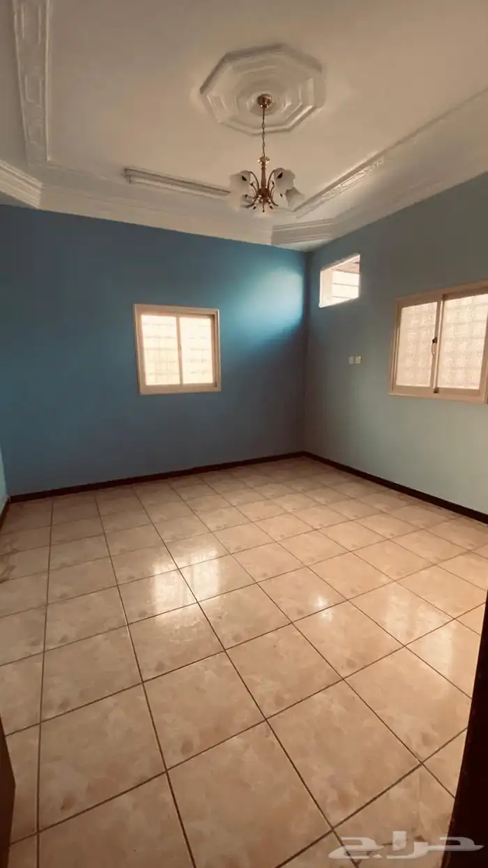 شق كبيرة عوائل للايجار 5غرف وصالة بمنافعها 0