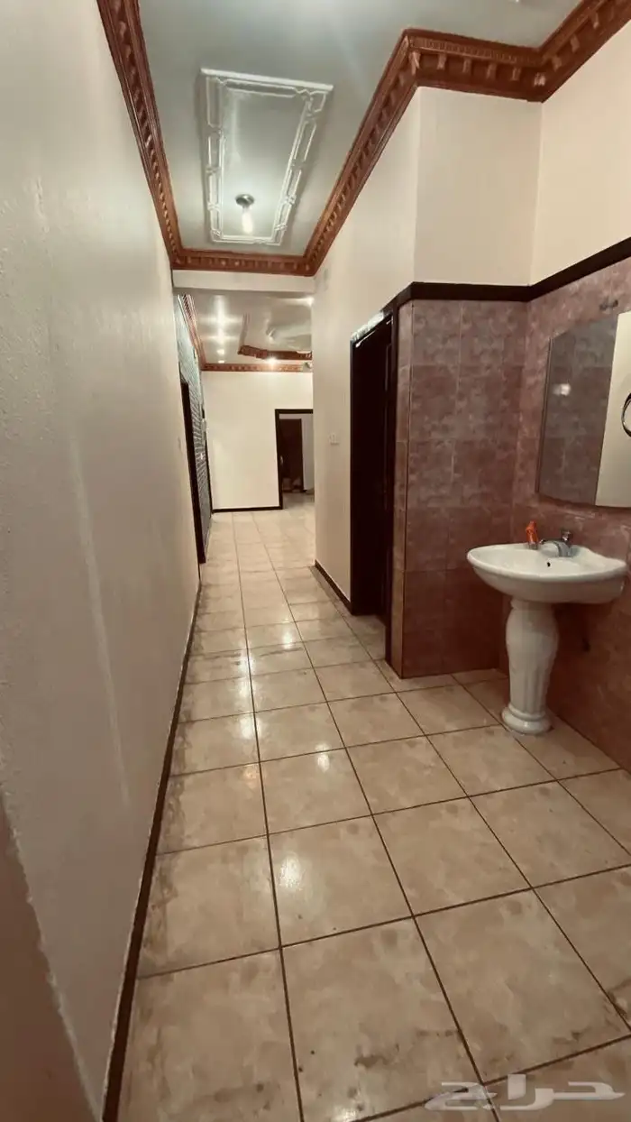 شق كبيرة عوائل للايجار 5غرف وصالة بمنافعها 4