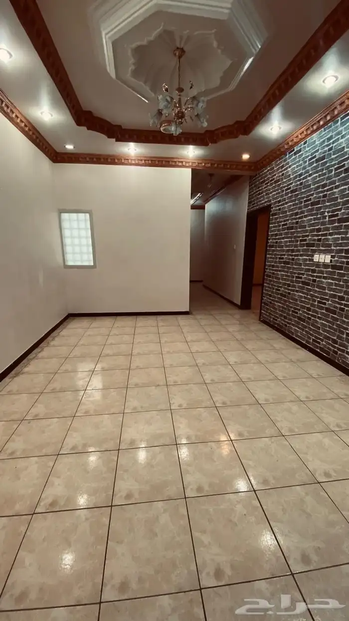 شق كبيرة عوائل للايجار 5غرف وصالة بمنافعها 1