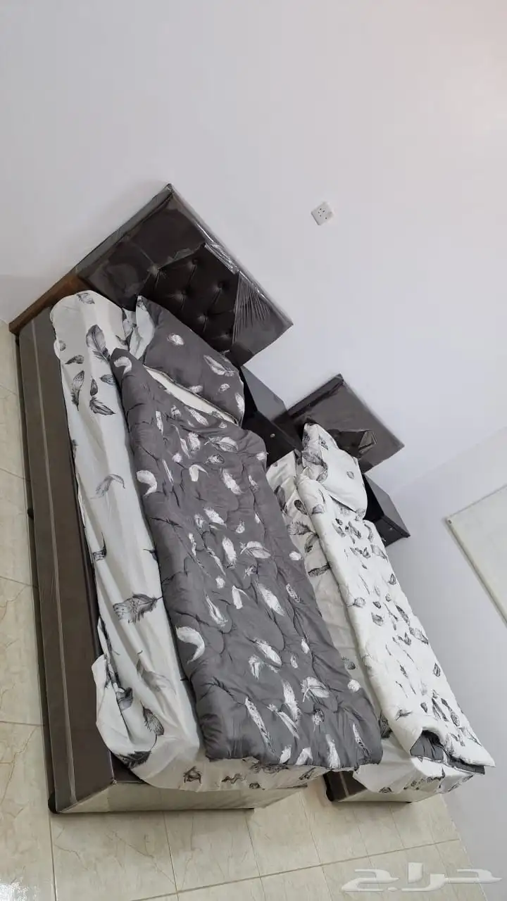 غرفة نوم سريرين مقاس كبير 2 سرير 2 كومدين 2 دولاب 0