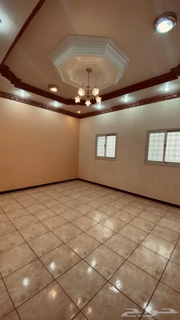 شق كبيرة عوائل للايجار 5غرف وصالة بمنافعها 5