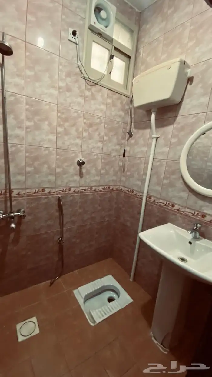 شق كبيرة عوائل للايجار 5غرف وصالة بمنافعها 3