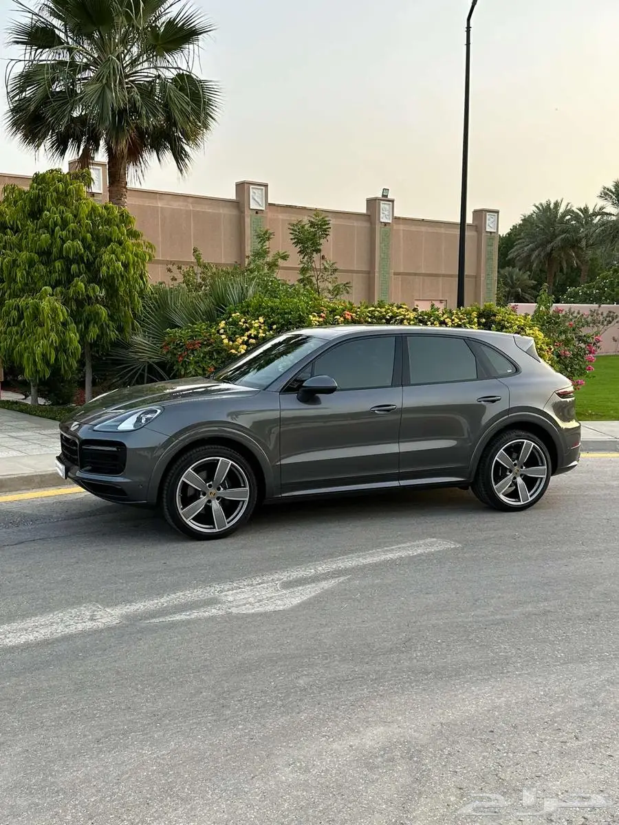 2023 Porsche Cayenne Platinum Edition 1