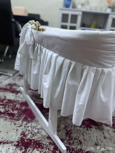 سرير حديث الولادة  - طاولة طعام مع 4 كراسي نظيف وجديد. 2