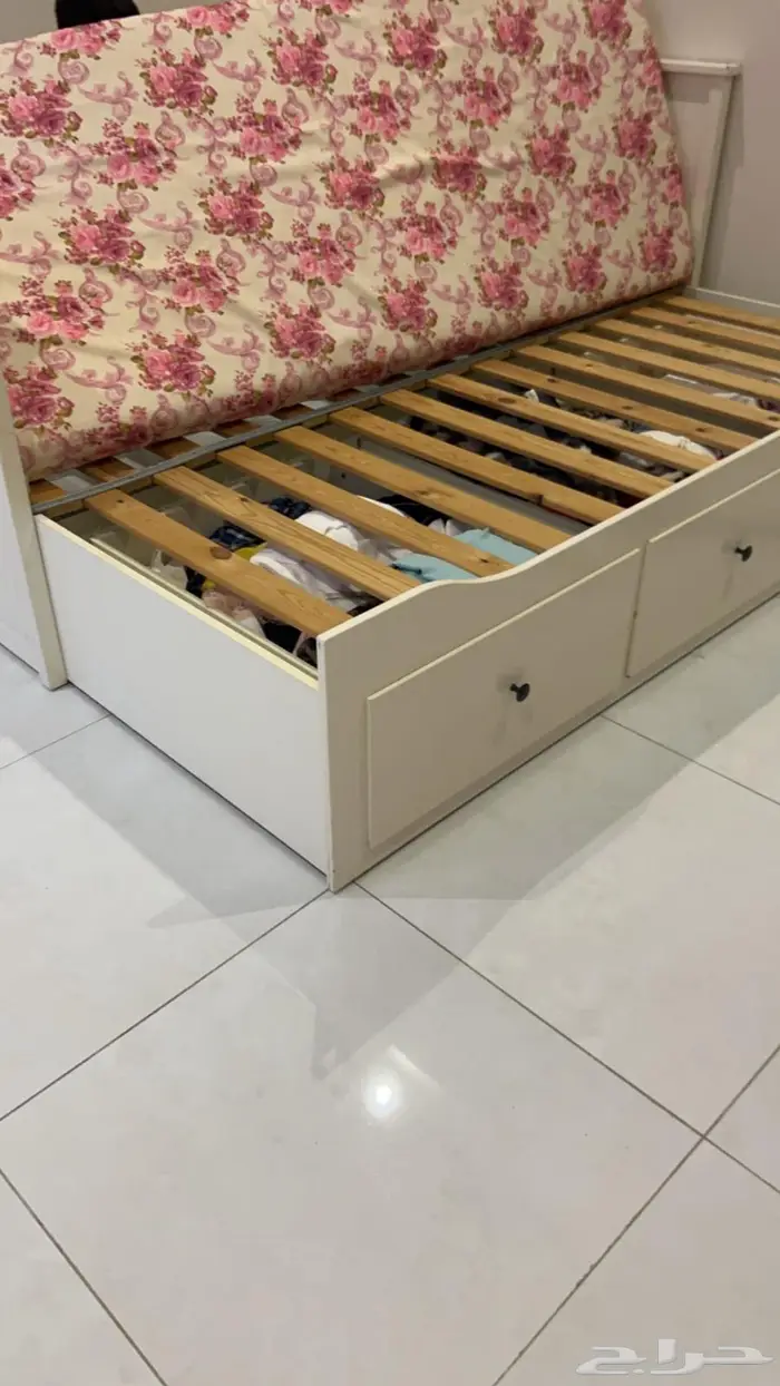 سرير من إيكيا مع الإسفنجة حقو 800 ريال ويفتح كنب 1