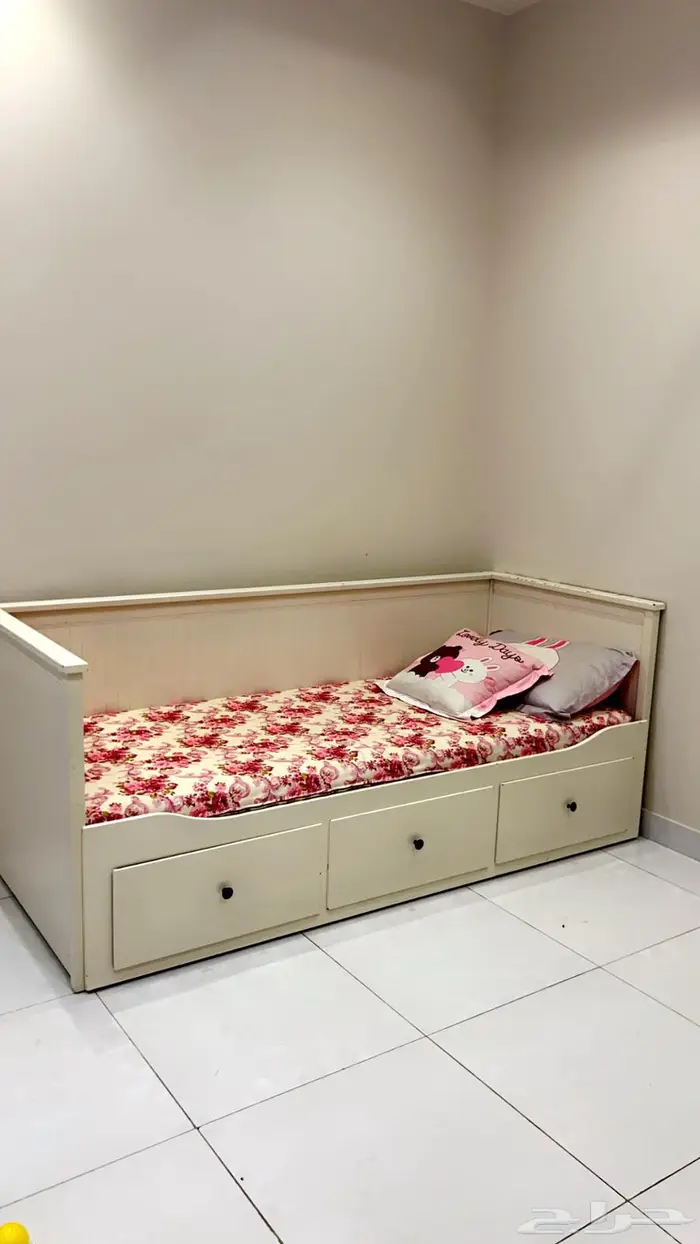 سرير من إيكيا مع الإسفنجة حقو 800 ريال ويفتح كنب 0