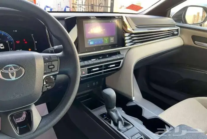 تويوتا كامرى اى استاندر هايبرد سعودى 2025 اسود و ابيض 1