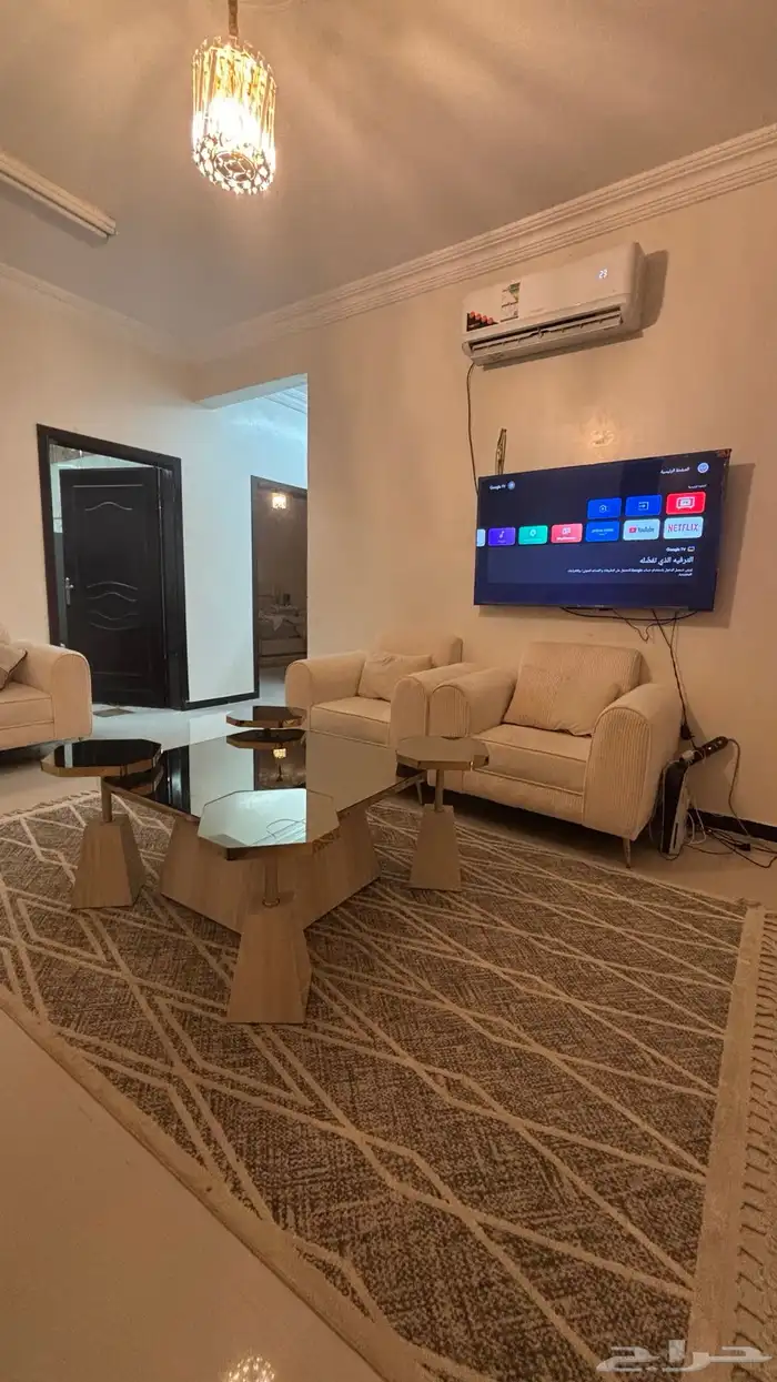 كنب مكون من 5 قطع وطاوله مع 4 طوايل خدمه 1