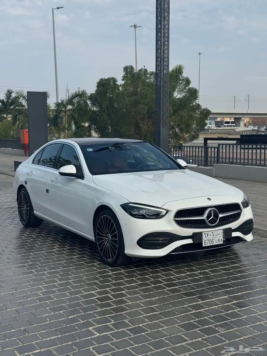 مرسيدس C300 موديل 2023 داخليه جملي 19