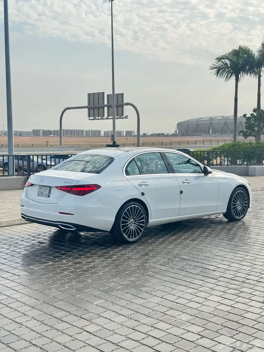 مرسيدس C300 موديل 2023 داخليه جملي 17