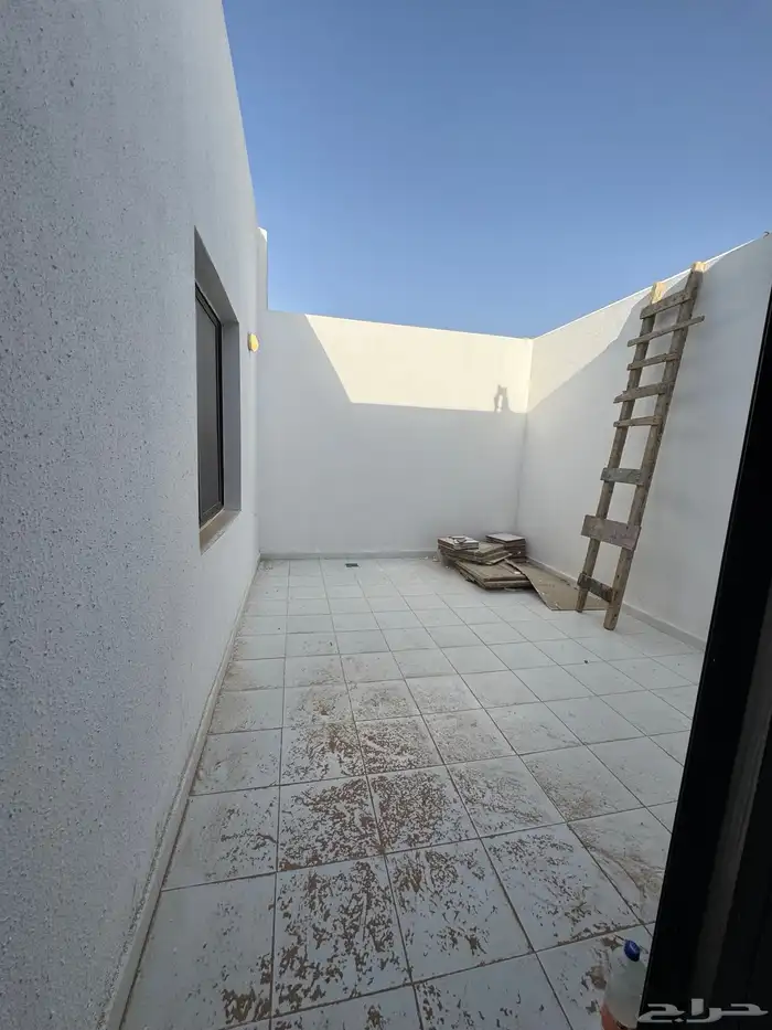 للبيع شقه سطح بمصعد وموقف خاص حي الجنادريه 3