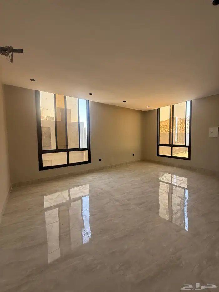 فله - فيلا فاخره للبيع ولي العهد 5تشطيب ديلوكس قرب التجاري 7