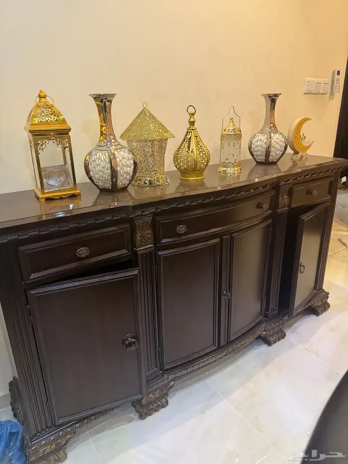 للبيع طاولة طعام ب8 كراسي طاولة بوفيه مظهر أنيق وجودة عاليه 0